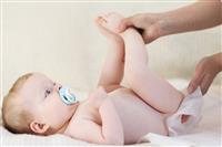 Số lần thay tã quần cho bé theo lứa tuổi