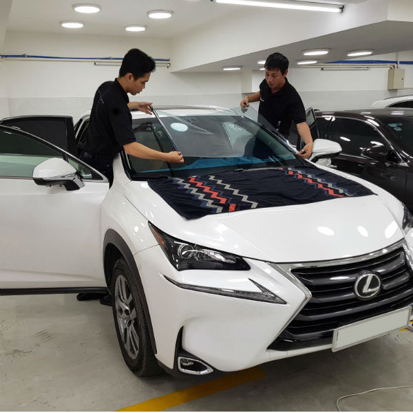 Chi phí dán kính chống nắng ô tô