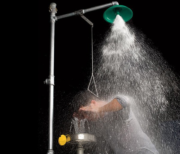 Bồn rửa mắt khẩn cấp có vòi sen