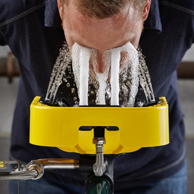 Giá bồn rửa mắt khẩn cấp tại Hà Nội