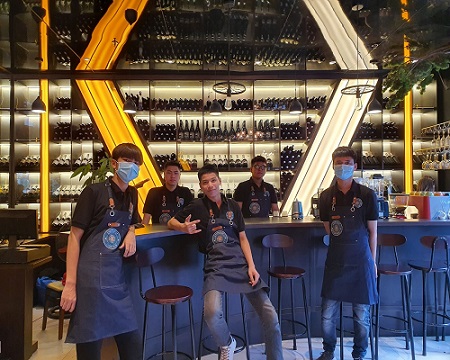 Quán pub Hà Nội thu hút giới trẻ