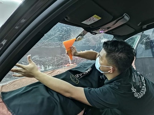 Dán kính chống nắng ô tô ở đâu uy tín?